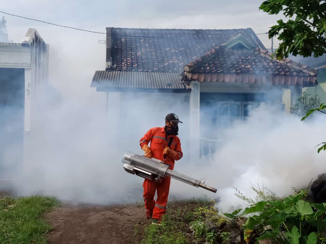 Cegah Demam Berdarah Dengue, Brimob dan Puskesmas Amahai Semprot Fogging