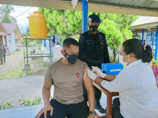 Brimob Maluku Mengikuti Vaksinasi Tahap 3 Booster di Puskesmas Amahai